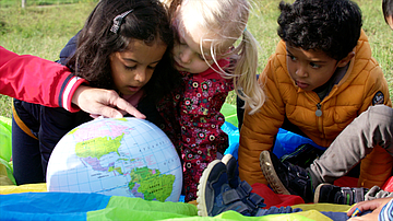 Die Welt in Kinderhände - bei FRÖBEL sind die Rechte von Kindern im Leitbild und in der pädagogischen Praxis fest verankert. Seit Jahren setzen wir uns für die Aufnahme der Kinderrechte ins Grundgesetz ein.