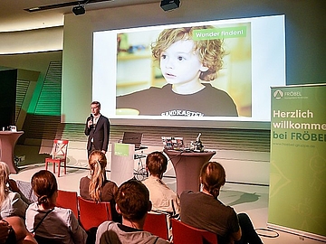 Wunder finden: FRÖBEL startet mit Jahresmotto, Geschäftsführer Stefan Spieker stellt "Wunder Finden" beim Führungskräftekongress 2018 vor