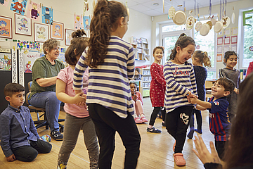 Alle sind dabei: Musik und Tanz im Kölner FRÖBEL-Kindergarten Finkenberg (Foto: Boris Breuer)