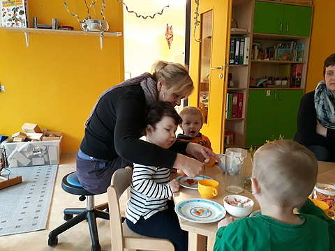 Leitung Birgit Fabiunke hilft beim Frühstück