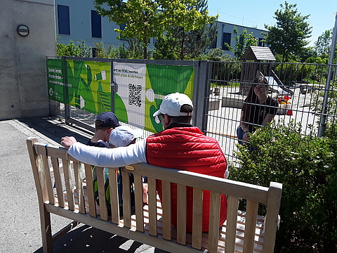 Die Kinder genießen die "Zaungespräche" mit ihrer Bezugserzieherin am FRÖBEL-Kindergarten Schimmelweg in Bogenhausen (Foto: FRÖBEL e.V./FRÖBEL-Kindergarten Schimmelweg)