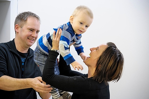 Eine gute und vertrauensvolle Zusammenarbeit mit den Familien ist jetzt besonders wichtig - Bringsituation im Potsdamer FRÖBEL-Kindergarten Am Filmpark. (Foto: FRÖBEL e.V./Bettina Straub)