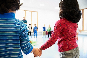 Zwei Kinder halten sich an den Händen (Foto: FRÖBEL e.V.)
