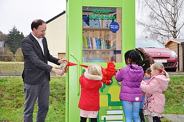 Kinder eröffnen feierlich die Bücherbox