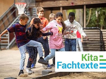 Eine Gruppe spielender Kinder auf dem Außengelände einer Kita (Foto: Stefan Specht)