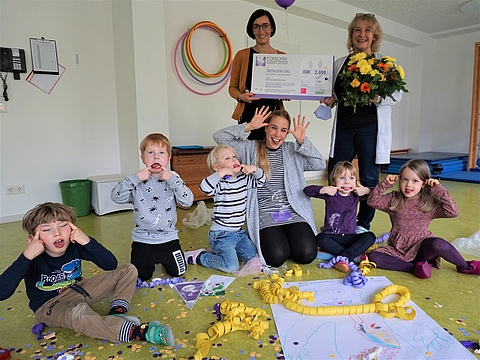 Leitungsteam Jacqueline Gerasch und Angelika Töpfer mit Franziska Rittner, Multiplikatorin für Naturwissenschaft und Technik und am Projekt beteiligten Kindern (Fotocredits: FRÖBEL e.V.)