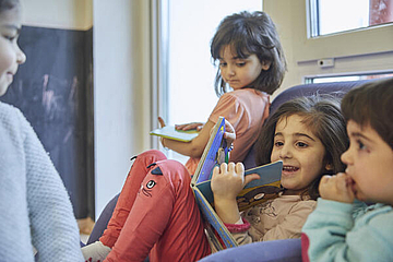 Bücher begeistern - Kinder in einem Kölner FRÖBEL-Kindergarten.