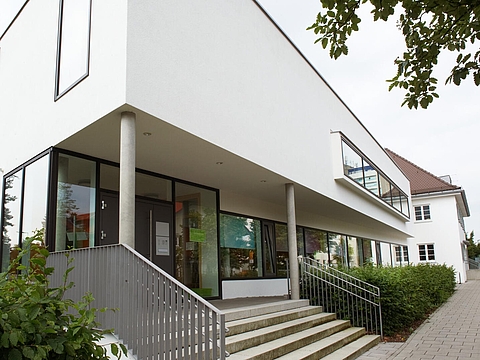 Veranstaltungsort von Außen: Die FRÖBEL-Kinderkrippe Marchioninistraße