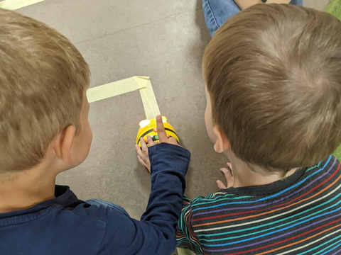 „Wow, der kann ja um die Ecke fahren!“, staunt ein Vierjähriger. Zum Schluss kam der Bee-Bot sicher im Ziel an, dass war ein tolles Erfolgserlebnis!