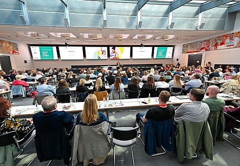 15. Plenum Frühpädagogik "Sprache macht startklar" im SPD Fraktionssaal des Deutschen Bundestages. Das Bild zeigt das Publikum der Veranstaltung im Veranstaltungsraum.