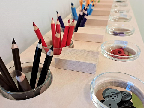 Foto vom Innenbereich des FRÖBEL-Kindergartens Heinrich der Löwe in Braunschweig. Detailaufnahme von einem Regal mit Stiften und verschiedenfarbigen Bastelmaterialien.