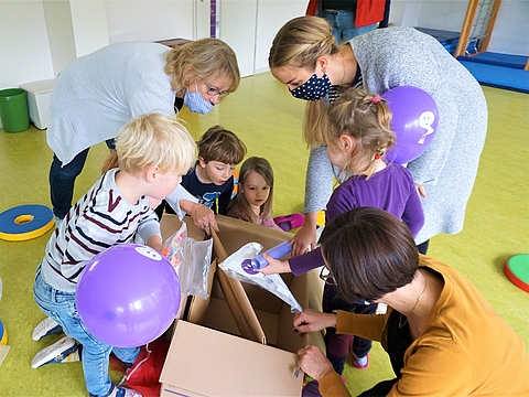 Große Freude bereitete das Überraschungspaket, das heute in der Kita ankam - statt der eigentlich geplanten feierlichen Preisverleihung. (Fotocredits: FRÖBEL e.V.)