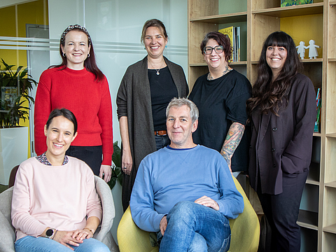 Das Fröbel-Kinderschutzteam unter Leitung von Katrin Hentze (hinten, 2. v. l.) - Fotocredits: Fröbel e.V./Marie Baer