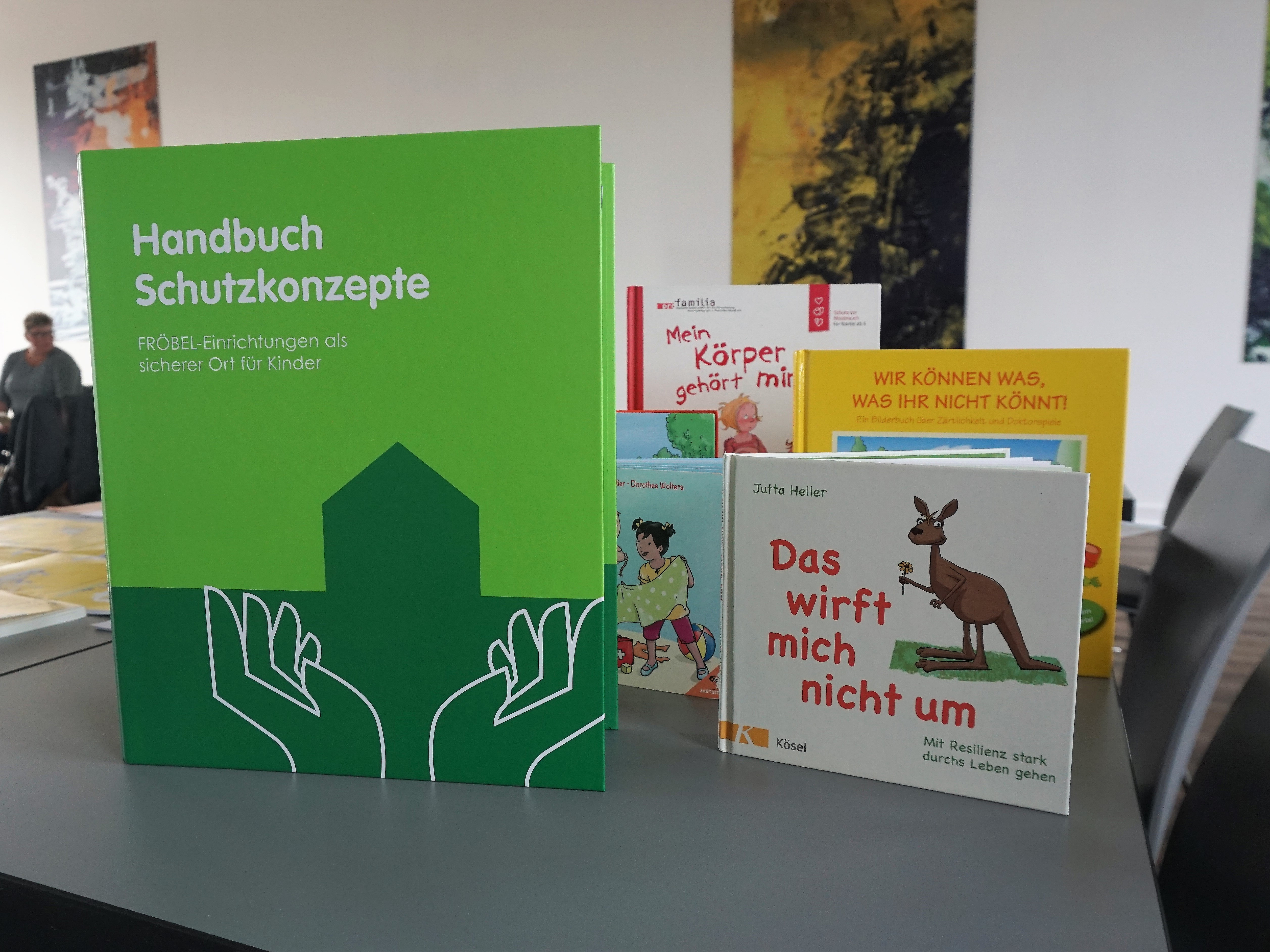 Seit August 2022: Handbuch Schutzkonzepte als Nachschlagewerk und Orientierungshilfe für alle FRÖBEL-Mitarbeitenden