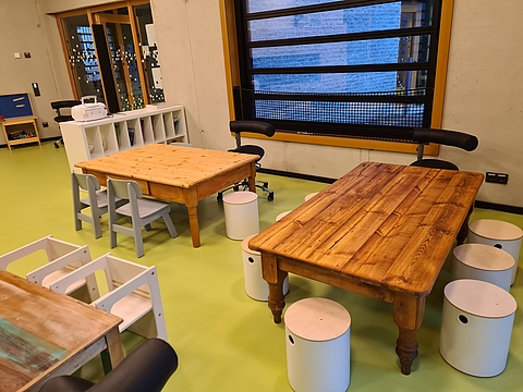 Impressionen aus dem FRÖBEL-Kindergarten FröbelBANde: Aufgearbeitete alte Tische und Stühle wurden mit Hockern aus Pappe und Holz kombiniert. Fotocredits FRÖBEL e.V.