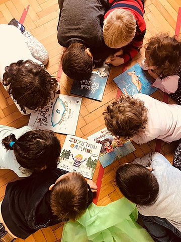 Kinder aus Istanbul mit ihren Lieblingsbüchern