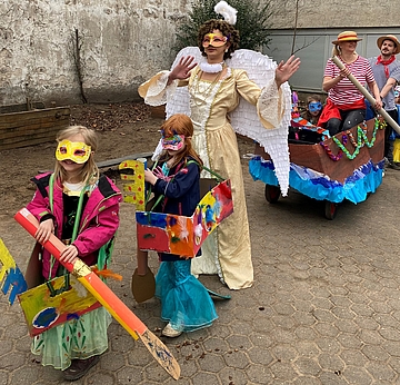 Das Bild zeigt einige Kinder und pädagogischen Fachkräfte vom FRÖBEL-Kindergarten An St. Peter bei ihrem Karnevalsumzug