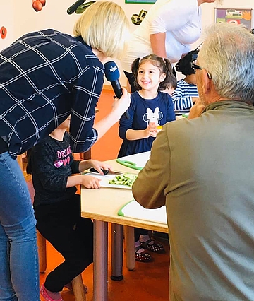 Über die Schulter geschaut: Beim Gemüseschnippeln im FRÖBEL-Kindergarten Billstedt