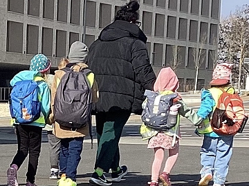 Die Erzieherin geht mit den Vorschulkindern zum Potsdamer Schwimmbad Blu