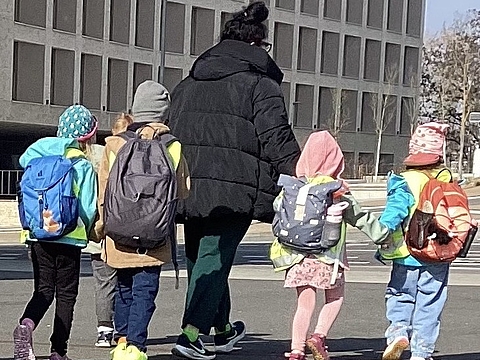 Die Erzieherin geht mit den Vorschulkindern zum Potsdamer Schwimmbad Blu