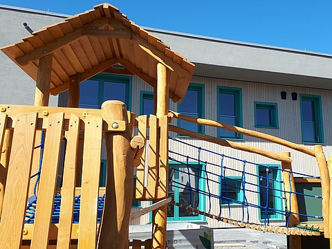 Perspektive vom Außengelände auf den FRÖBEL-Kindergarten Am Apfelbaum kurz vor der Eröffnung im August 2020 (Copyright: FRÖBEL e.V.)