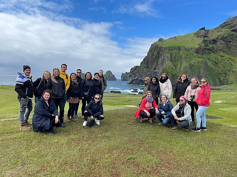 Gruppenbild der Pädagog*innen aus Deutschland in Island an der Küste der Insel Vestmannaeyjar 