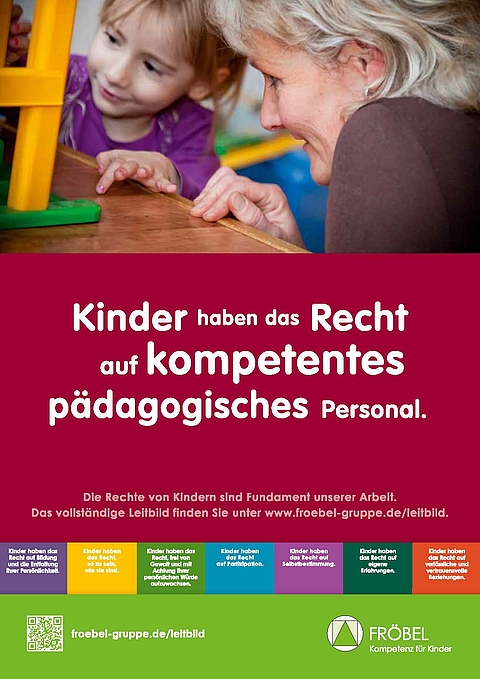 Plakat mit Text „Kinder haben das Recht auf kompetentes pädagogisches Personal.“ 