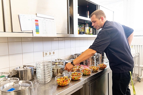 Robert Kapa, Küchenleiter im FRÖBEL-Kindergarten Fröbelspatzen in Berlin