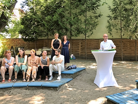 Christoph Wildt, Schulleiter der FRÖBEL Akademie - Fachschule für Sozialpädagogik, hält eine Rede.