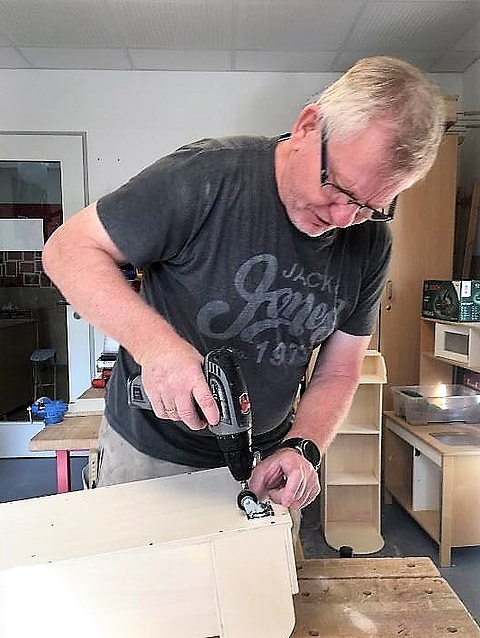 DIY Müllwagen für die Mülltrennung im Kindergarten: Die Rollen werden angeschraubt