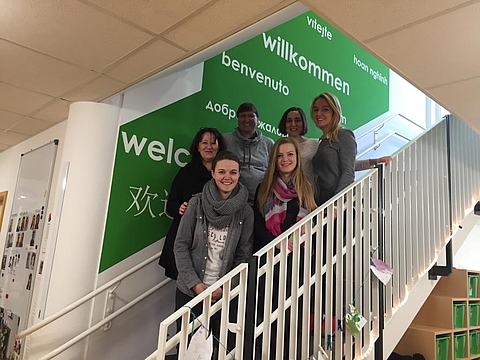 Kinderpsychologin Ayşecan Yemeniçiler (ganz rechts) mit dem Team im FRÖBEL-Kindergarten Taunuspänz