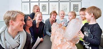 Ruhrknirpse im Mineralienmuseum. V. l.: Kitaleiterin Stephanie Dreyer, Bärbel Klünter (Fröbel Rhein-Ruhr), Anke Seifert-Pass (Museumspädagogin), Ulrike Stottrop (Museumsleiterin), Angelika Wuszow (Ruhr Museum)