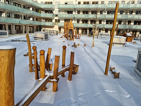 Außengelände des neuen FRÖBEL-Kindergartens Simon Bolivar im Winter 2021 (Foto: FRÖBEL e.V.)