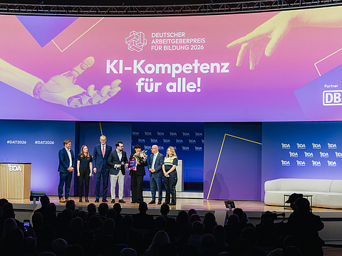 mehrere Personen stehen bei der Preisverleihung des Deutschen Arbeitgeberpreises für Bildung 2026 auf der Bühne. ausgezeichnet wird das Berufskolleg Jülich als Hauptpreisträger. Fröbel gewinnt in der Kategorie „Frühkindliche Bildung“,