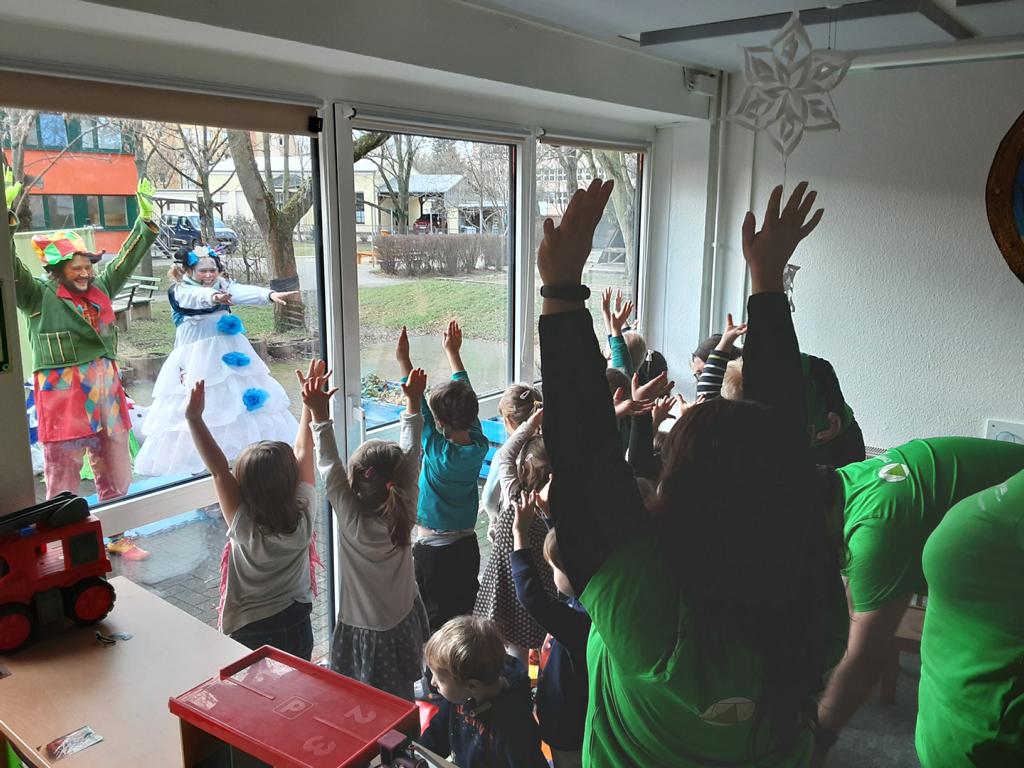 Corona-gerecht: "Glasscheibentheater" im FRÖBEL-Kindergarten Zwergenhaus am See, Senftenberg, Februar 2021 