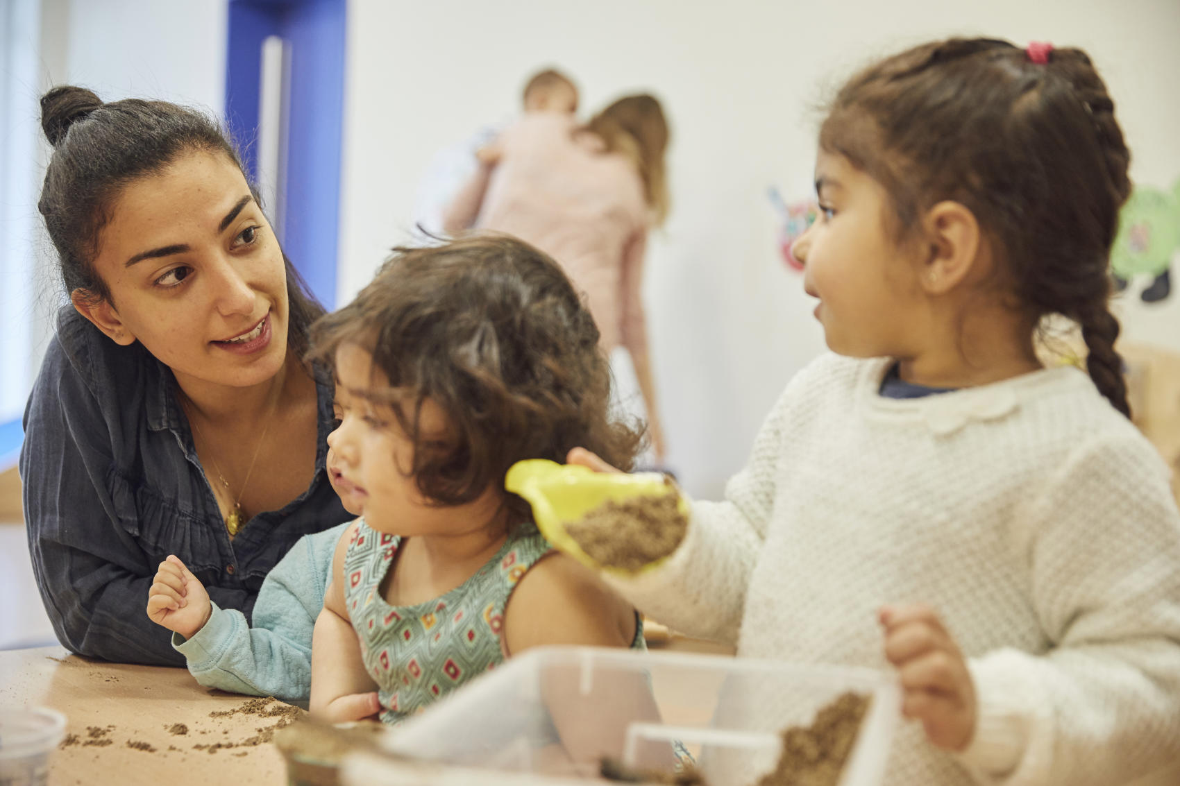 Sorgen seit Monaten für Zaubermomente, weitgehende Normalität und Verlässlichkeit für Kinder und Familien: pädagogische Fachkräfte. (Fotocredits: FRÖBEL e.V.)