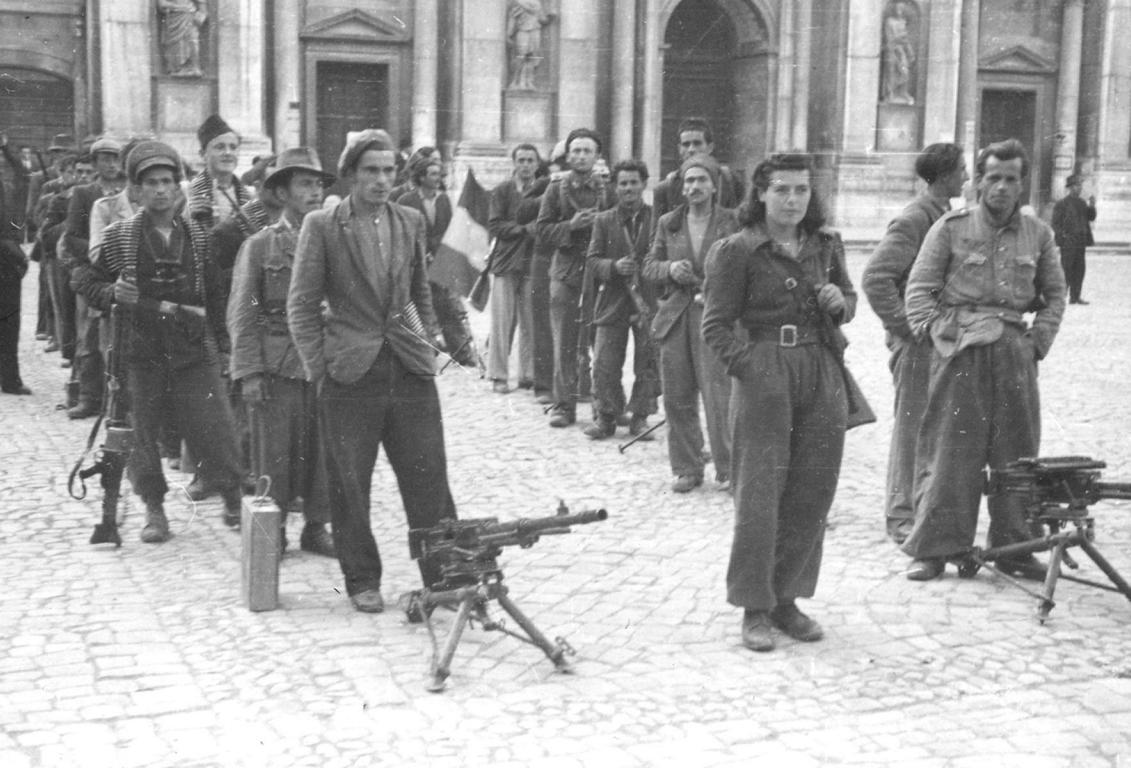 25. April 1945 - Zur Inspektion angetretene Partisaneneinheit