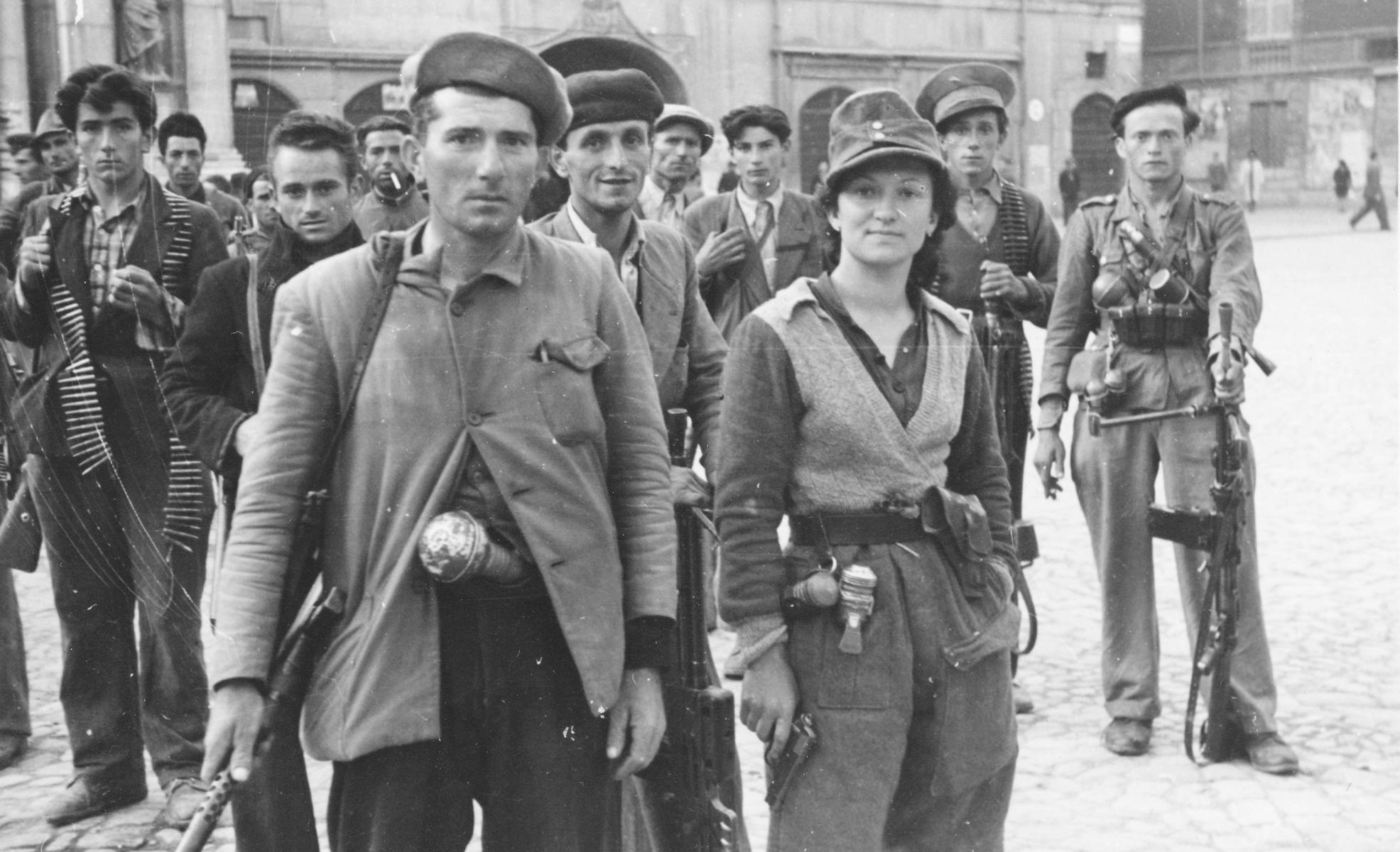 Piazza Prampolini, 25. April 1945 - Zur Inspektion angetretene Partisaneneinheit